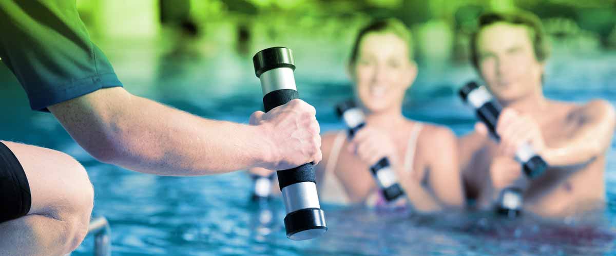 Krafttraining mit Hanteln im Schwimmbad