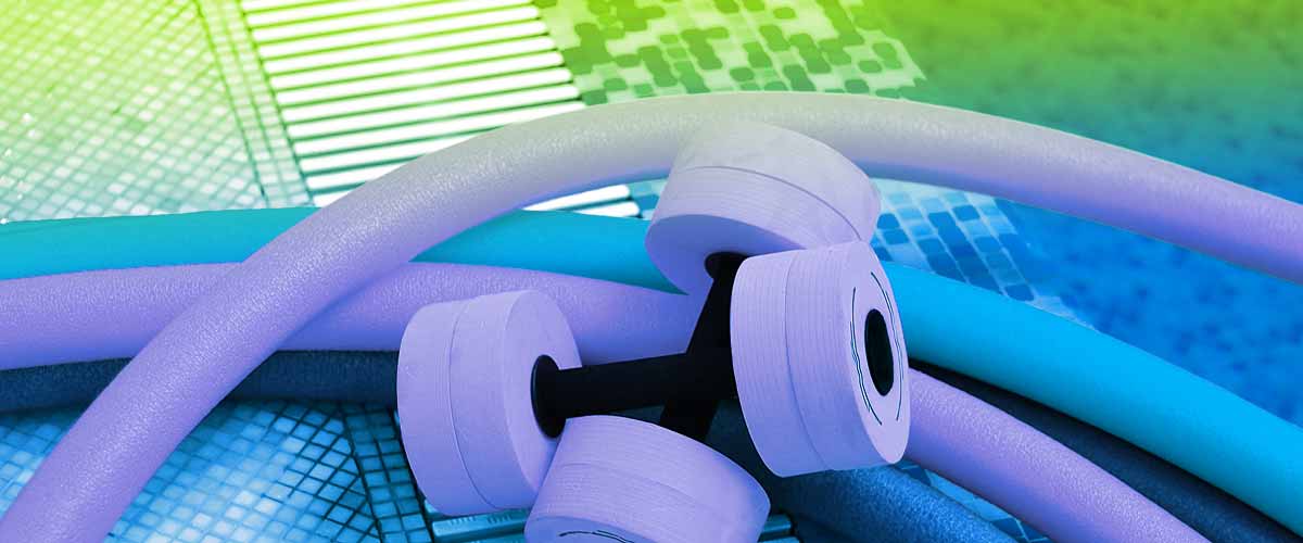 Poolnudeln am Beckenrand